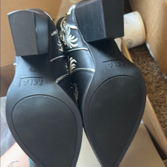 MIA Black Boots with White Embroidery - Picture 5 of 12